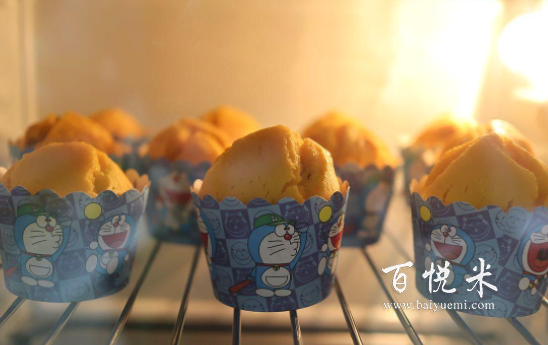 2個(gè)雞蛋做11杯蛋糕，不打發(fā)雞蛋不放黃油，拌一拌就烤蓬松暄軟